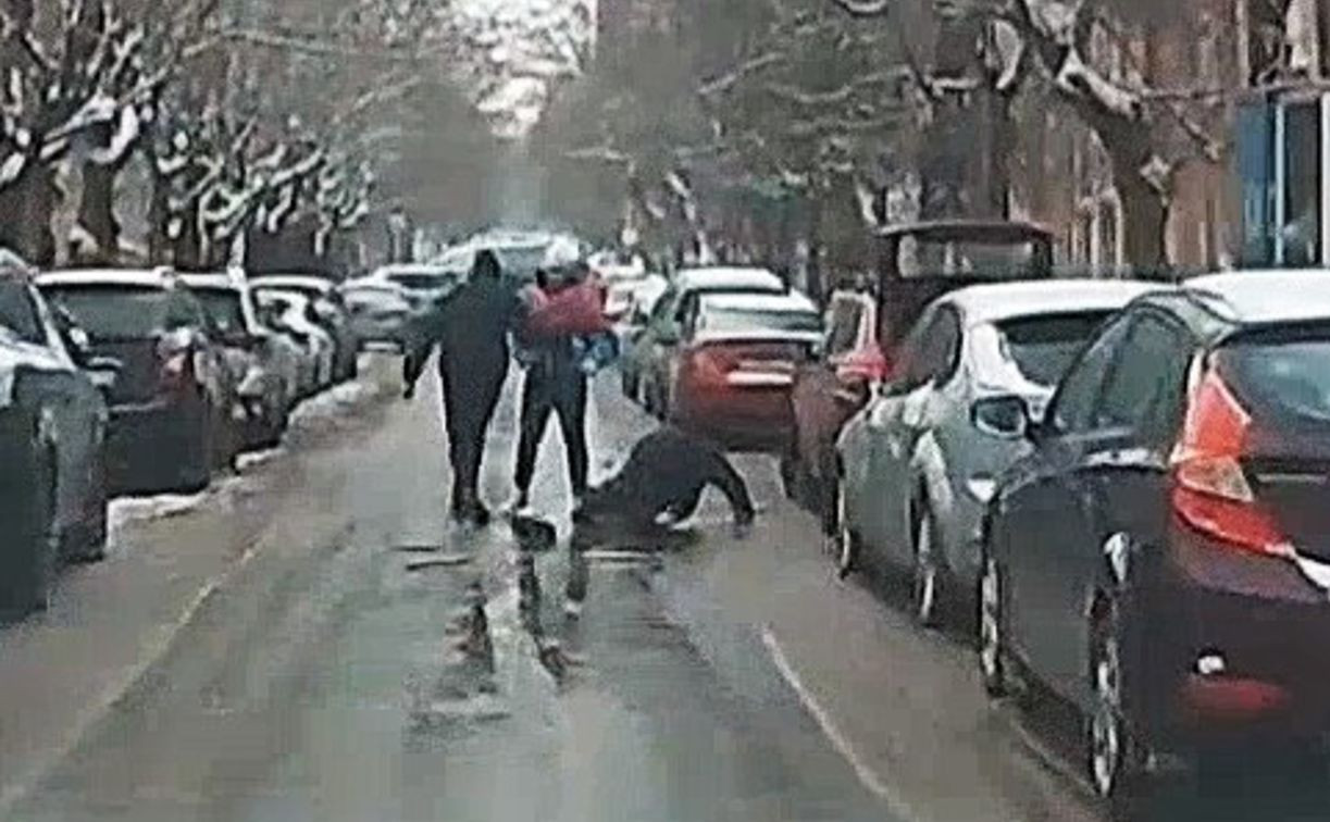 На дороге в Туле сотрудник маркетплейса избил мужчину с лопатой: видео