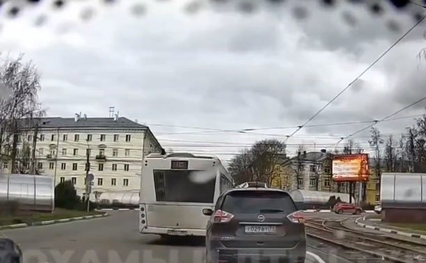 На ул. Болдина снова встретили автобус-нарушитель