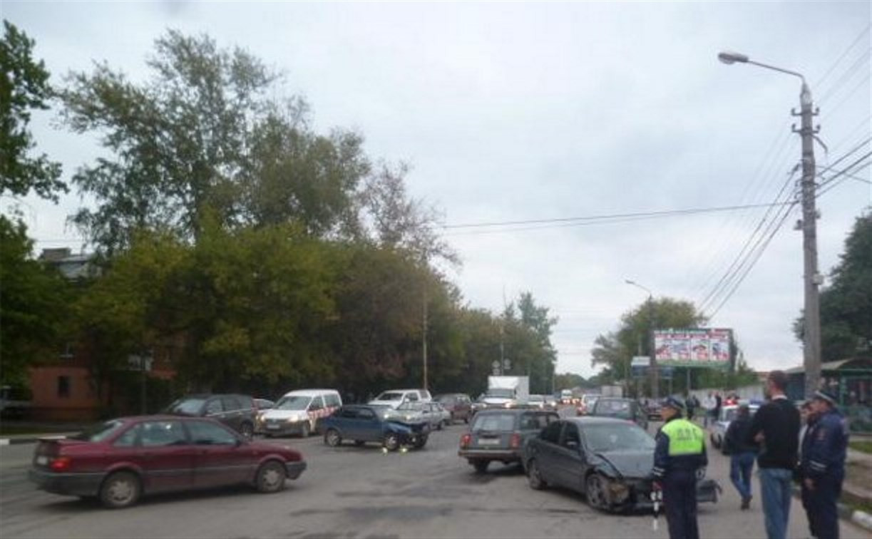 На ул. Оборонной столкнулись Mitsubishi и ВАЗ-21099