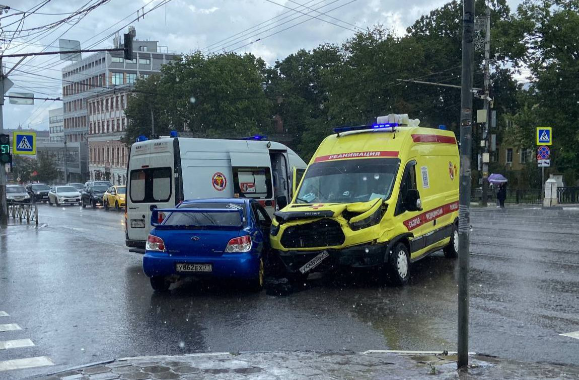 Возле драмтеатра в Туле скорая помощь врезалась в Subaru