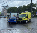 Возле драмтеатра в Туле скорая помощь врезалась в Subaru
