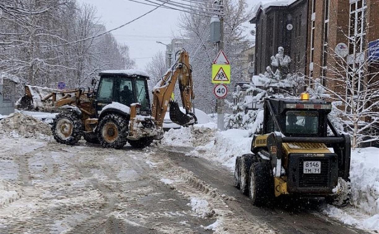 150 единиц техники вывозят снег с тульских улиц