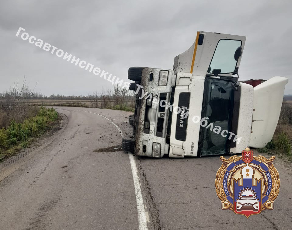 В Одоевском районе на трассе опрокинулся грузовик 