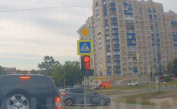 На ул. Кутузова в Туле водитель совершил очень странный маневр