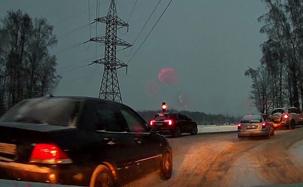 В Туле водители проехали по встречке и на красный