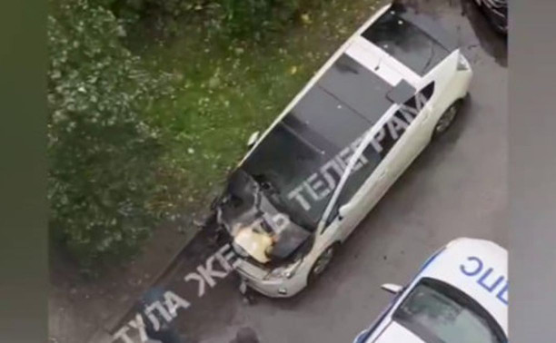 В Туле во дворе дома на ул. Луначарского загорелось авто