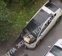 В Туле во дворе дома на ул. Луначарского загорелось авто