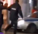 В центре Тулы полицейские поймали голую девушку: видео