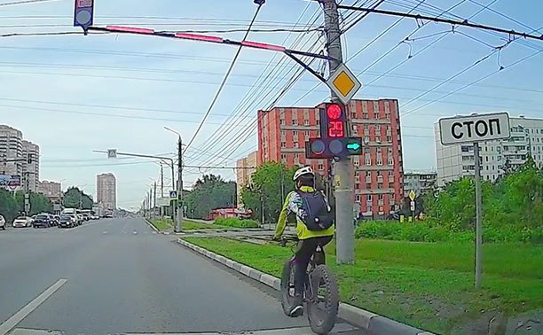 Велосипедист бессовестно промчал на красный по главной улице города