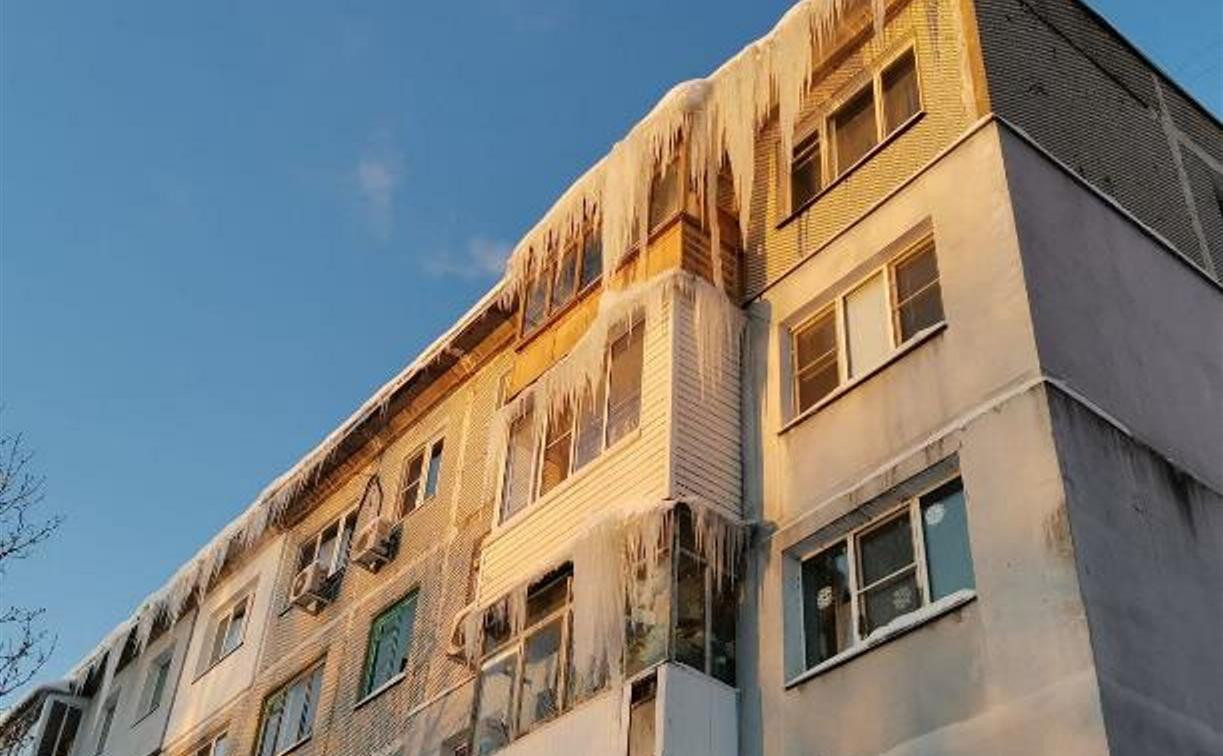 Из-за резкого потепления глава администрации Тулы поручил срочно сбить сосульки с крыш