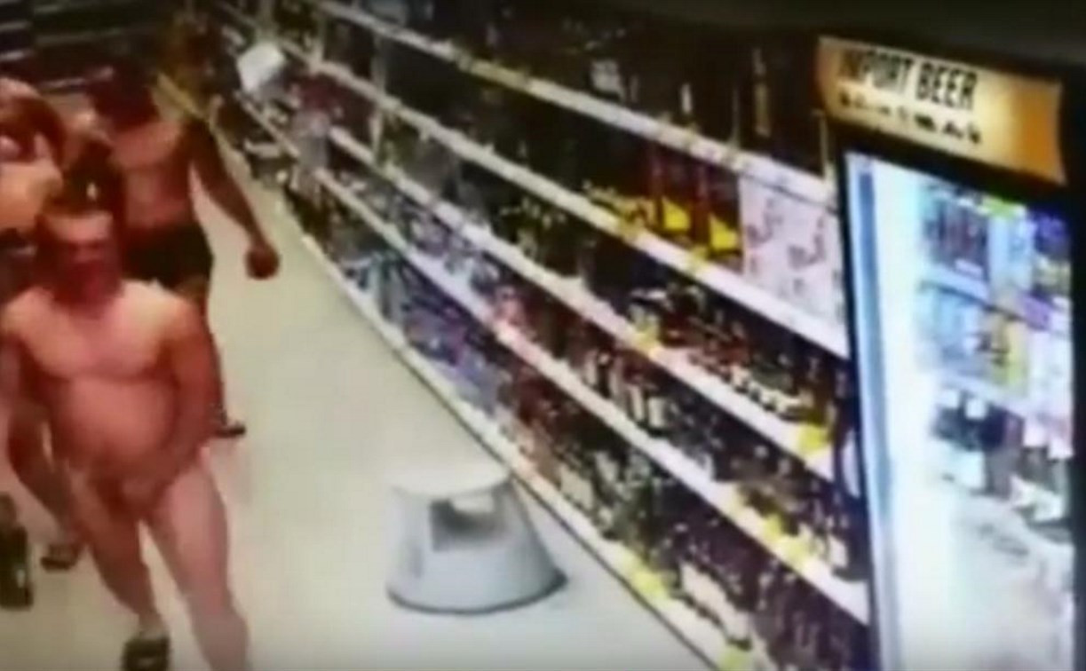 Пять голых мужчин пришли за покупками в супермаркет Щекино