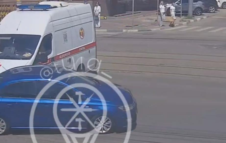 В центре Тулы скорая попала в ДТП: видео момента