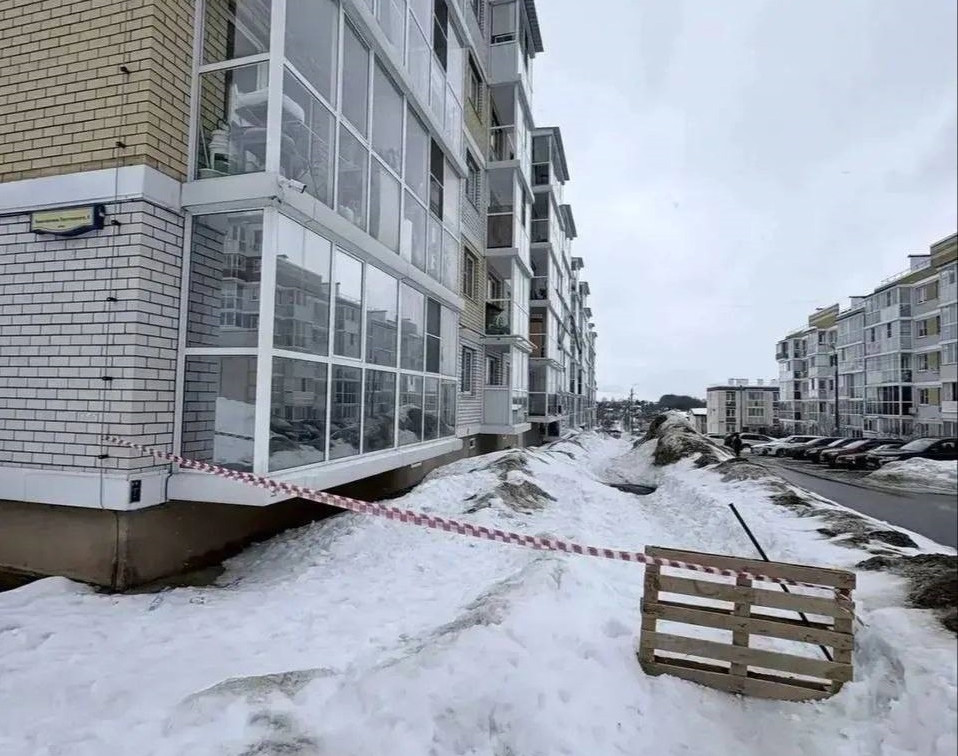 В поселке Петровском УК наказали за снег и наледь на крыше дома на улице Паустовского