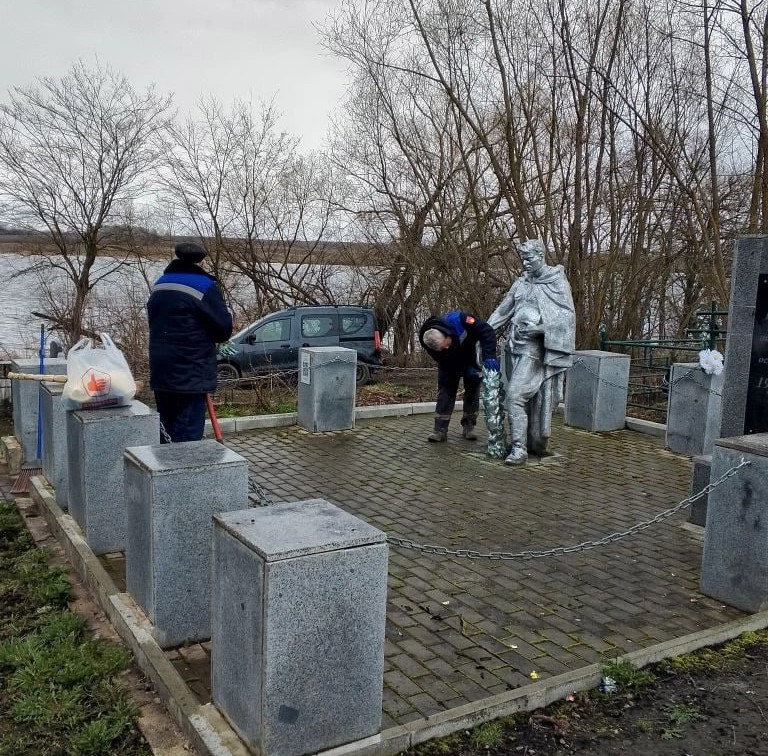 Новомосковский «Оргсинтез» привел в порядок воинские мемориалы в деревнях Знаменка и Богдановка