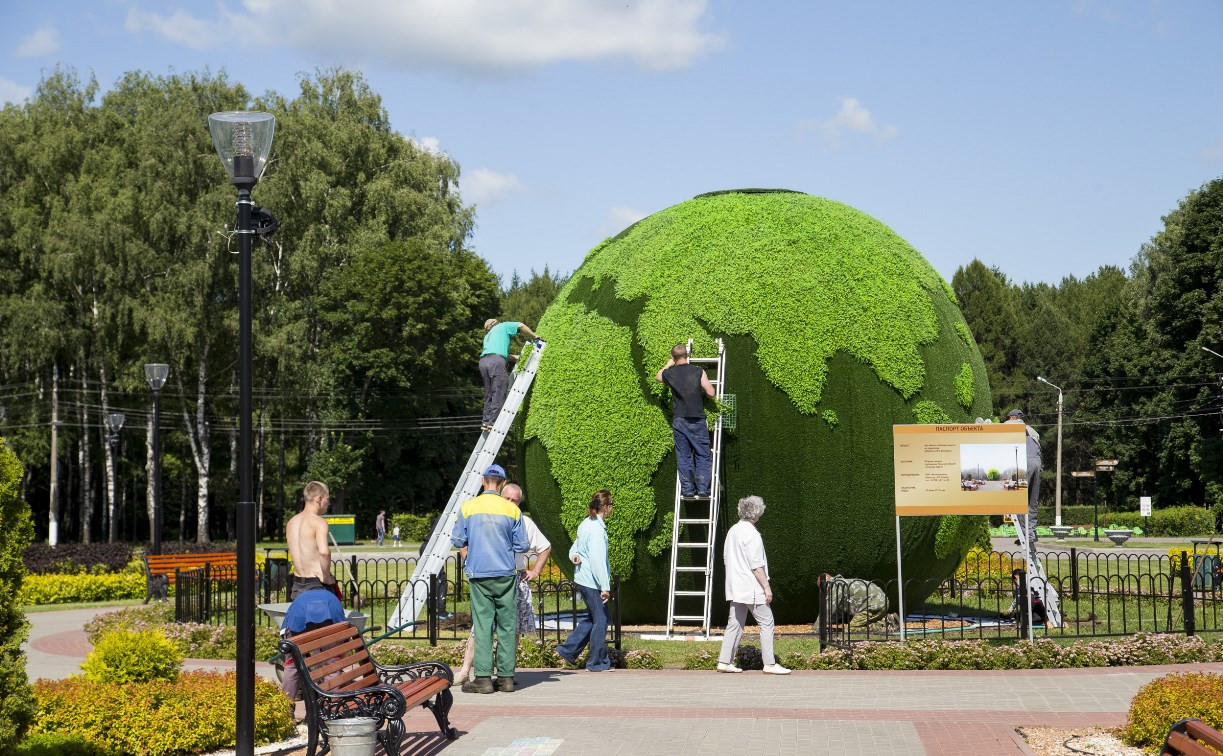 В Центральном парке Тулы установили арт-объект «Зелёная планета»
