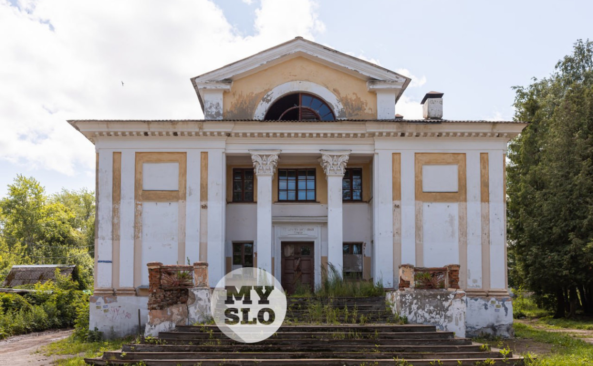 Два взрыва прозвучали в заброшенном кинотеатре в Липках