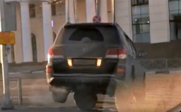 В Туле Lexus «высиживал» дорожную полусферу — видео
