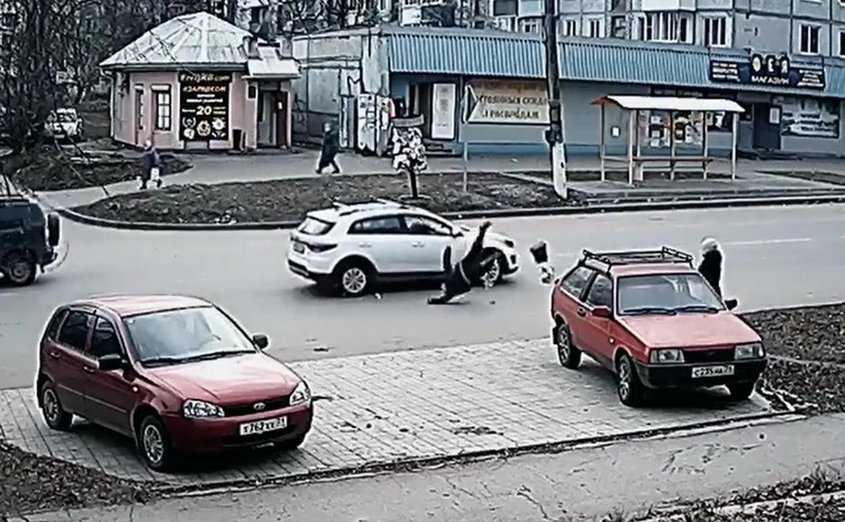 В Киреевске перебегавшая дорогу пенсионерка попала под колеса Kia Rio: видео