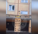 На ул. Фрунзе арендованный самокат «припарковали» на крыше подъезда девятиэтажки