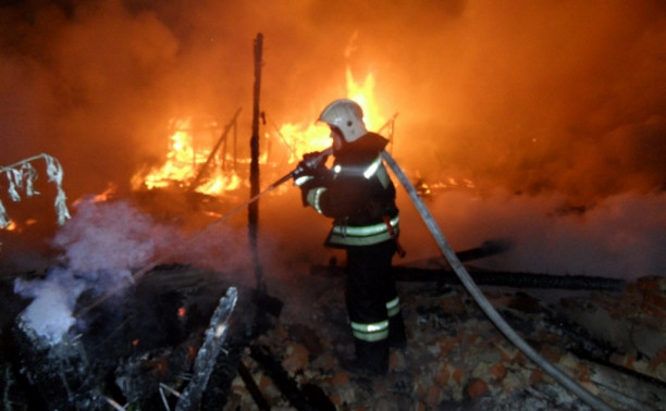 Пожар на территории патронного завода тушили 44 человека