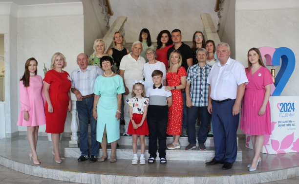 В тульском отделе ЗАГС наградили участников конкурса «Летопись семьи»