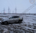 На трассе под Богородицком Hyundai врезался в отбойник и Renault: пострадали три человека