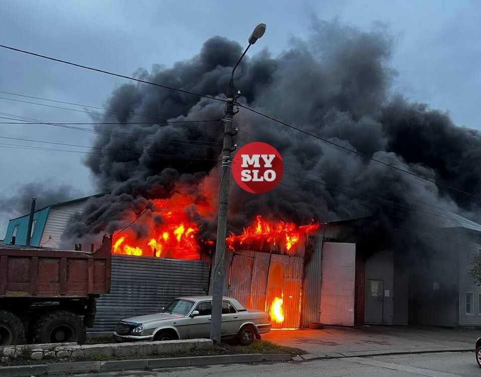 В Заречье крупный пожар: горит автосервис