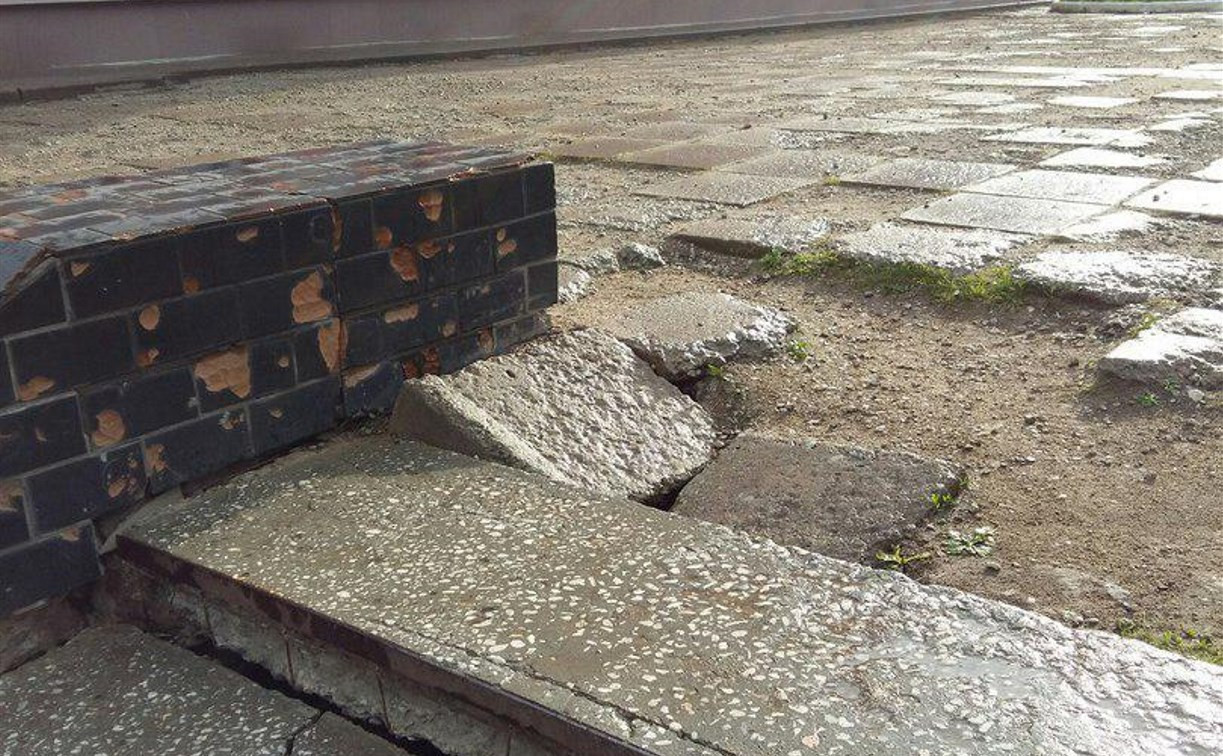 Тулячка пожаловалась на разваливающиеся ступени на улице Галкина