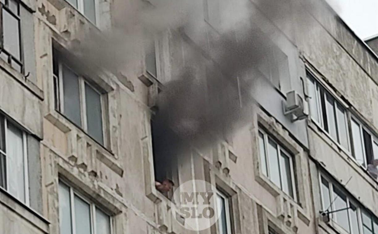 Очевидцы о пожаре в многоэтажке на ул. Пролетарской: «Из окна квартиры мужчина зовёт на помощь»