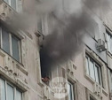 Очевидцы о пожаре в многоэтажке на ул. Пролетарской: «Из окна квартиры мужчина зовёт на помощь»