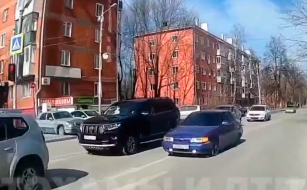 На ул. Шухова водителя Lada не смутила дорожная разметка