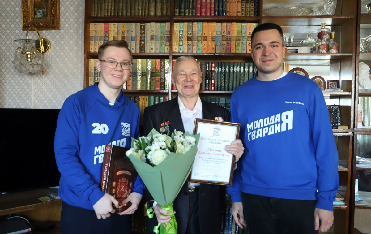 Волонтеры «Единой России» поздравили заслуженного деятеля культуры региона с профессиональным праздником