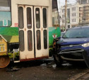На ул. Октябрьской в Туле кроссовер столкнулся с трамваем