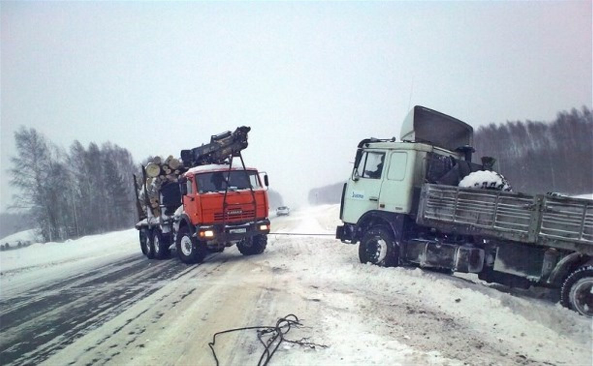 Кировские спасатели вытащили из заснеженного кювета большегруз туляка 