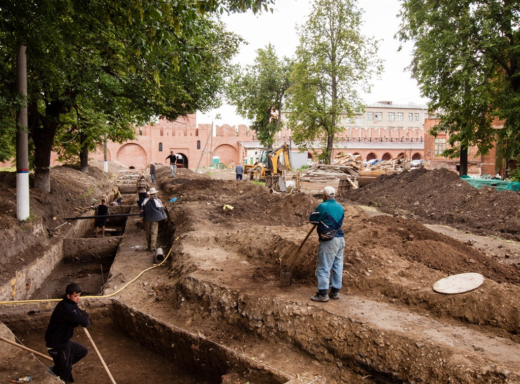 На территории кремля снова начались археологические раскопки