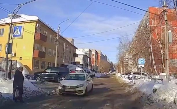 На ул. Галкина водитель едва не сбил женщину