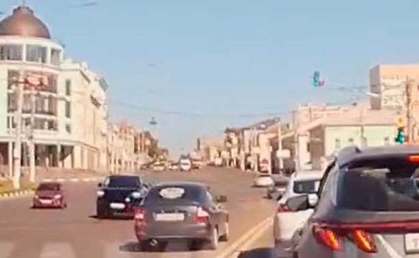 На ул. Октябрьской автомобилист дерзко промчал по встречке