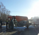 На Новомосковском шоссе столкнулись КамАЗ и «шестёрка»