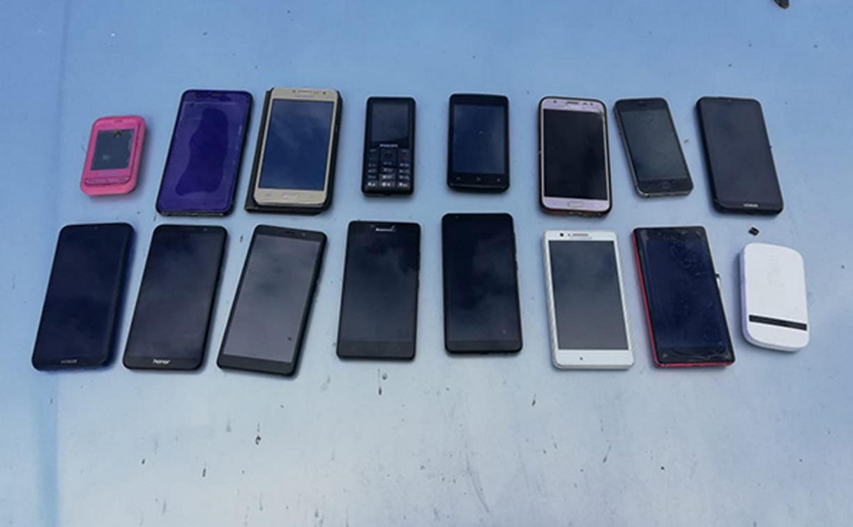 В Тульской области в бензобаке машины нашли 15 старых мобильников и Wi-Fi роутер