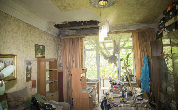 В Туле на улице Металлургов рухнул потолок жилой квартиры