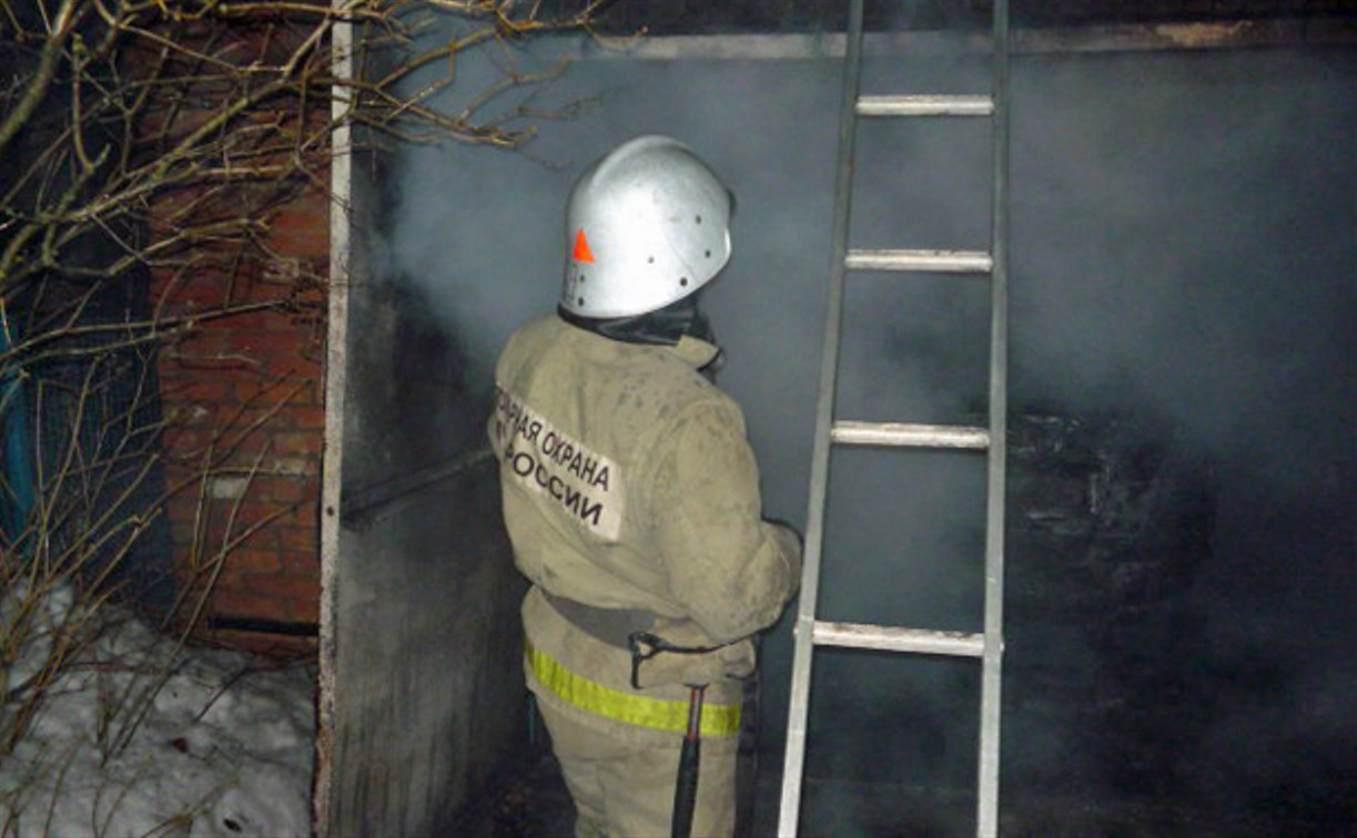 Пожар в Чернском районе уничтожил гараж с автомобилем