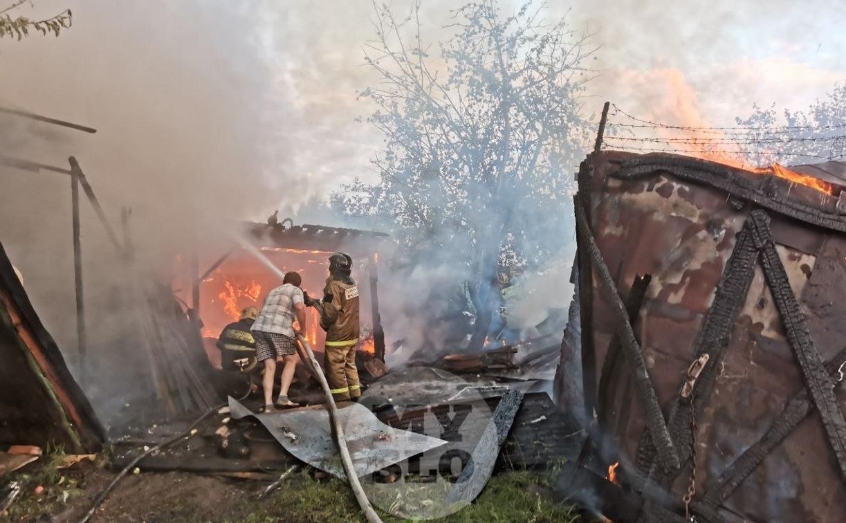На Комбайновом проезде загорелась хозпостройка: огонь перекинулся на жилой дом