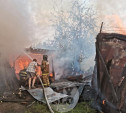 На Комбайновом проезде загорелась хозпостройка: огонь перекинулся на жилой дом