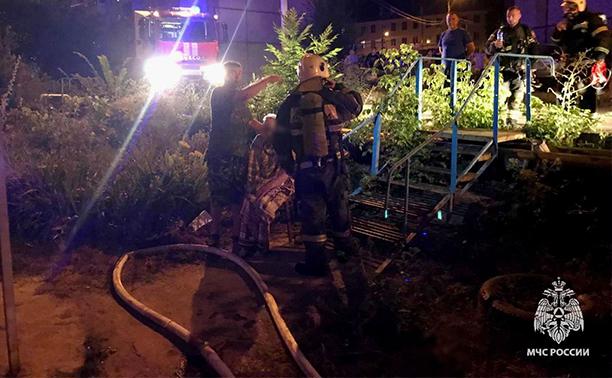 Пожар на ул. Марата в Туле: спасатели выносили пенсионерку из огня на руках