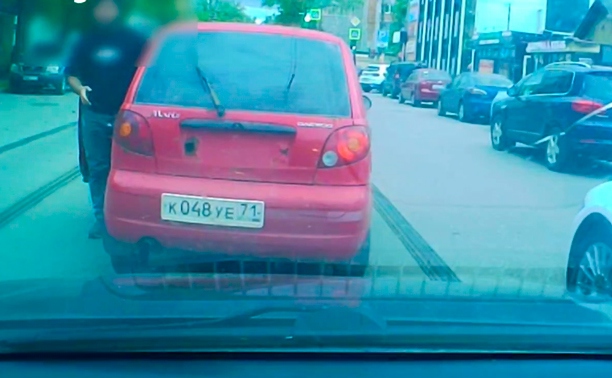 На ул. Оружейной встретили «учителя» на красном Matiz