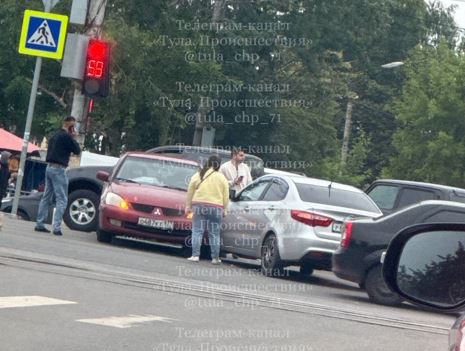Зеленстрой встал в пробке из-за ДТП