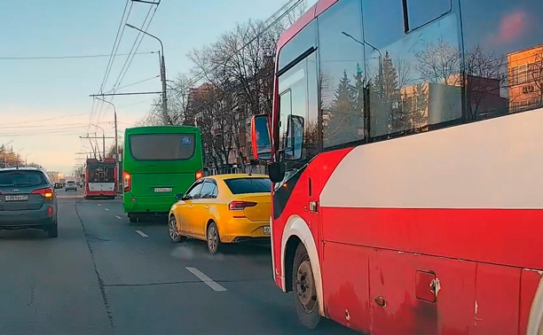 В Туле таксист и два автобуса «поборолись» за остановку