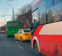 В Туле таксист и два автобуса «поборолись» за остановку