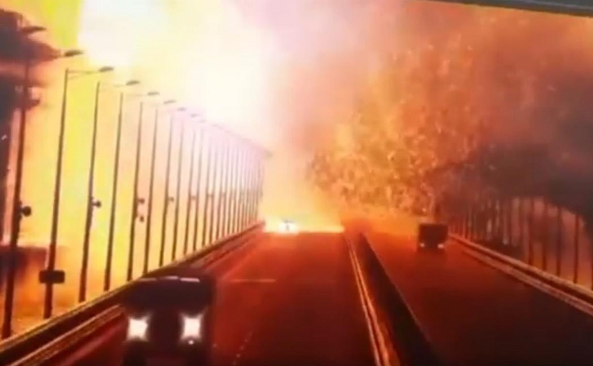 Движение по Крымскому мосту приостановлено: момент возгорания цистерны с топливом попал на видео