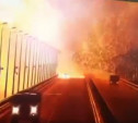 Движение по Крымскому мосту приостановлено: момент возгорания цистерны с топливом попал на видео